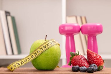 Şeritli elma ve dambılı mısır gevreği.