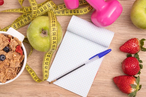 Fondo Sanitario Dimagrante Con Cereali Frutta Manubri Quaderno Controllo Della — Foto Stock