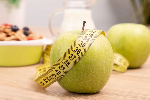 Maçã Verde Com Fita Métrica Dieta — Fotografia de Stock