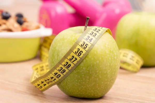 Manzana Verde Con Cinta Métrica Dieta —  Fotos de Stock