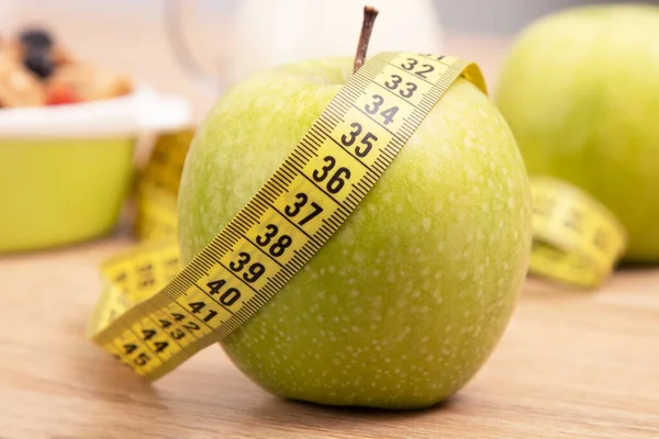 Maçã Verde Com Fita Métrica Dieta — Fotografia de Stock