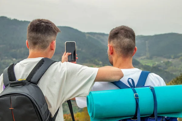 带着背包和手机外出旅游的年轻人 — 图库照片