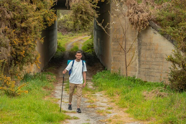 Man Met Rugzak Wandelen Buiten — Stockfoto