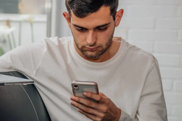 Hombre Casa Mirando Teléfono Móvil — Foto de Stock