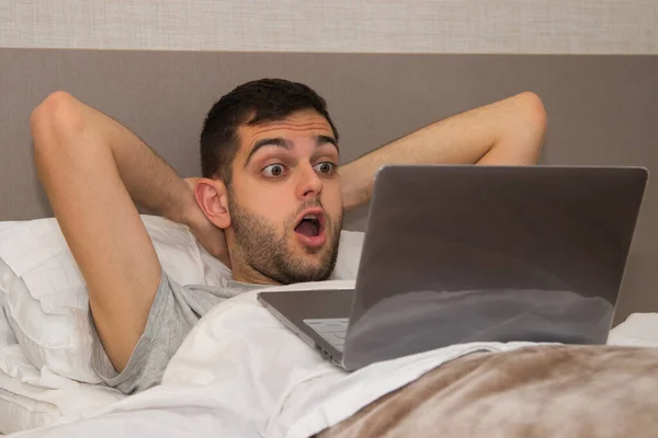 Verraste Man Met Computer Bed — Stockfoto