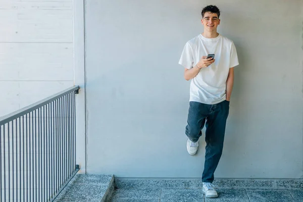 携帯電話を持つ若い10代の男の子 — ストック写真