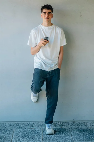 Молодий Хлопчик Підліток Мобільним Телефоном — стокове фото