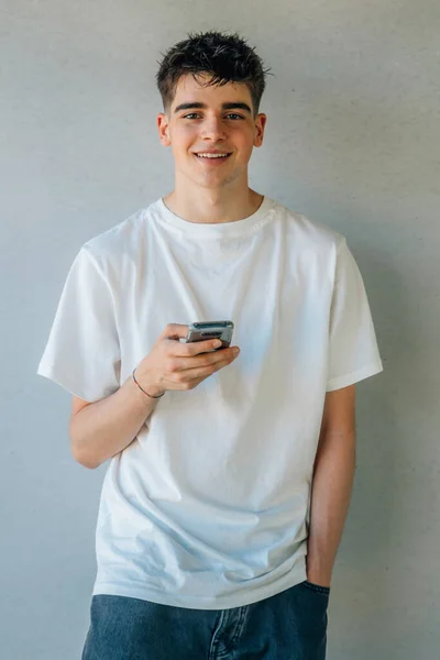 Mladý Teenager Chlapec Mobilním Telefonem — Stock fotografie