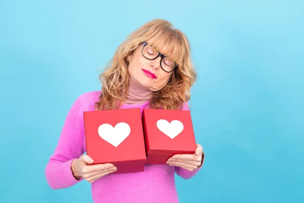 Mulher Com Caixa Presente Com Coração Valentine — Fotografia de Stock