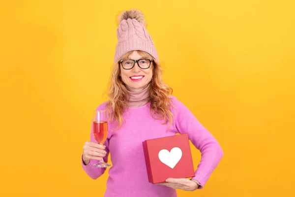 Mulher Adulta Com Copo Valentine Caixa Presente — Fotografia de Stock
