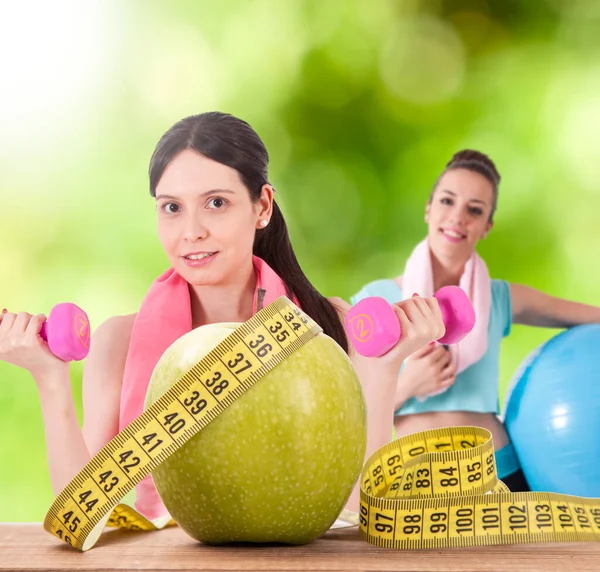 Pomme Avec Ruban Mesurer Les Filles Faisant Sport Alimentation Exercice — Photo