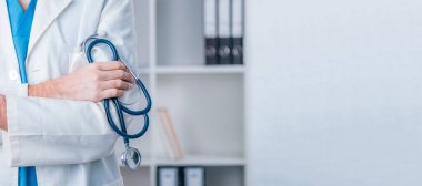 Stetoskop ve kopyalama alanı olan doktor elleri