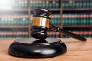 Yargıç çekiç ile adalet veya hukuk kitapları arka planda