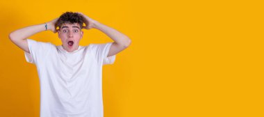 Arka planda mahsur kalmış genç kız şaşkınlık ve şaşkınlık içinde.