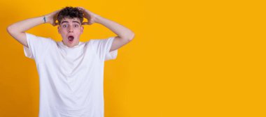 Arka planda mahsur kalmış genç kız şaşkınlık ve şaşkınlık içinde.