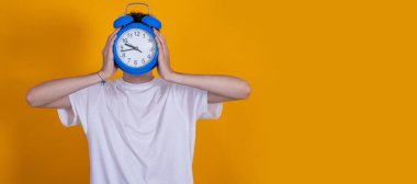 Yüzünün önünde saati olan izole genç bir adam.