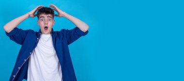 Arka planda mahsur kalmış genç kız şaşkınlık ve şaşkınlık içinde.