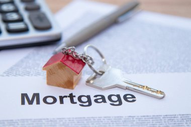 Ev anahtarlı anahtarlık ve ipotek belgeleri.