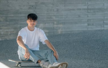 Sokaklarda kaykaylı bir genç.