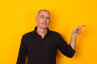 İzole edilmiş yetişkin adam boşluğu işaret ediyor