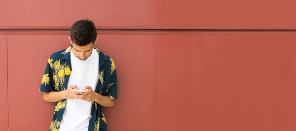 Молодой Человек Мобильным Телефоном Тропической Рубашкой — стоковое фото