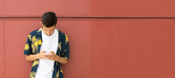 Jovem Com Telefone Celular Camisa Tropical — Fotografia de Stock