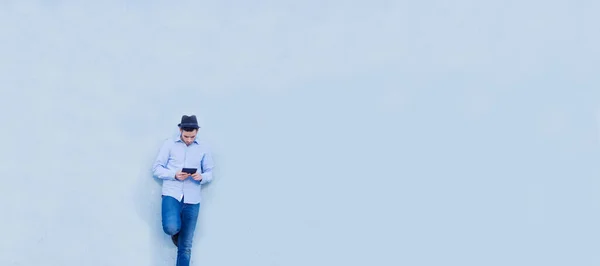 Homem Parede Com Telefone Celular Com Espaço Cópia — Fotografia de Stock