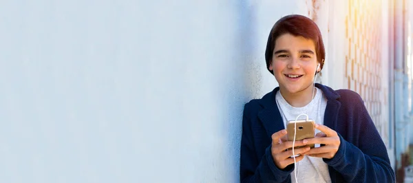 Kleine Jongen Met Mobiele Telefoon Geïsoleerd Muur Achtergrond — Stockfoto