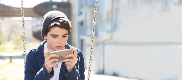 Garçon Avec Téléphone Portable Dans Rue — Photo