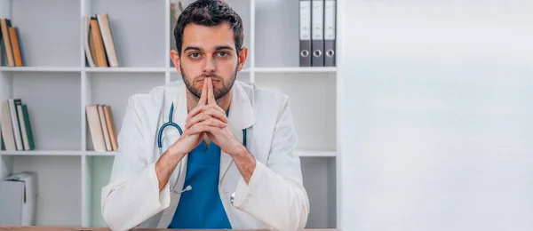 Portrait Médecin Chirurgie Clinique Avec Stéthoscope — Photo