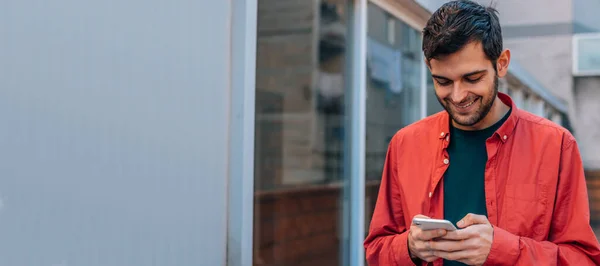 Miejski Styl Człowiek Pomocą Telefonu Komórkowego Lub Komórkowego Ulicy Zewnątrz — Zdjęcie stockowe