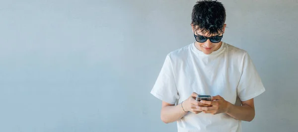 Молодий Підліток Сонцезахисними Окулярами Мобільним Телефоном Простором — стокове фото