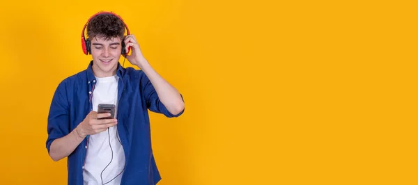 Adolescente Con Auriculares Teléfono Móvil Aislado — Foto de Stock