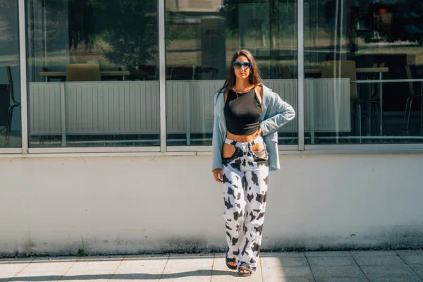 Chica Estilo Urbano Calle Aire Libre Con Gafas Sol — Foto de Stock