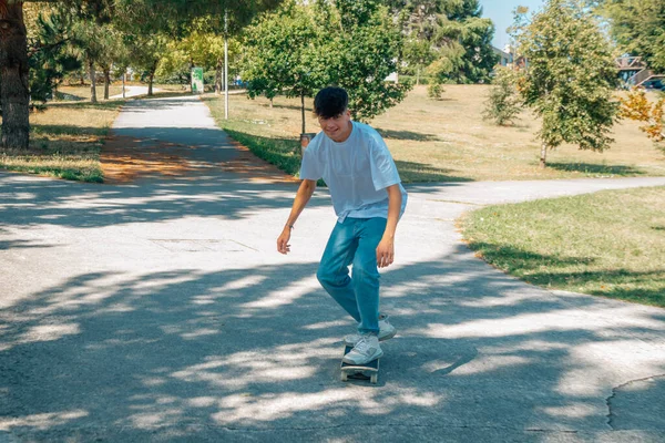 Jovem Adolescente Com Skate Patinação Rua — Fotografia de Stock