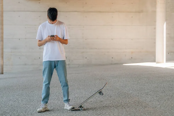 Tiener Met Mobiele Telefoon Smartphone Straat — Stockfoto