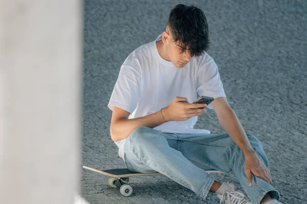 Jovem Millennial Com Telefone Celular Skate — Fotografia de Stock