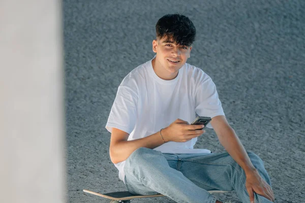 Young Millennial Mobile Phone Skateboard — Foto de Stock