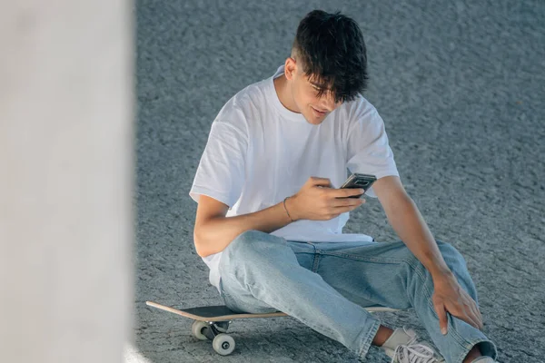 Ung Tusenårig Med Mobiltelefon Och Skateboard — Stockfoto