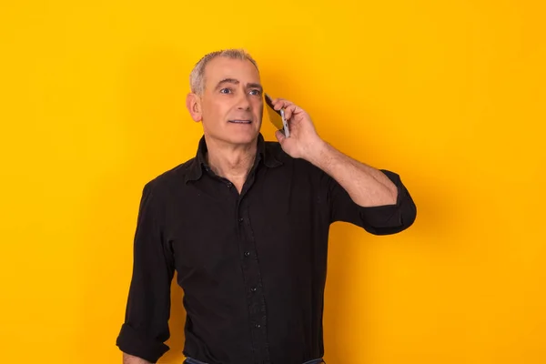 Izolovaný Dospělý Muž Mluví Mobilním Telefonu — Stock fotografie