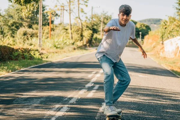 Jugendlicher Mit Skateboard Auf Der Straße — Stockfoto