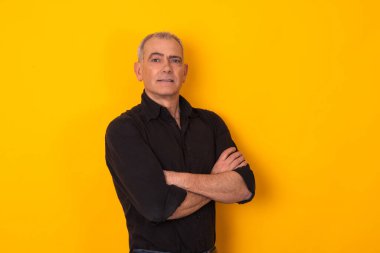 Arka planda izole edilmiş orta yaşlı yaşlı bir adam