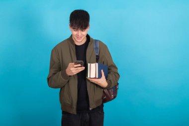 Arka planda sırt çantası, kitap ve cep telefonu olan öğrenci izole edildi