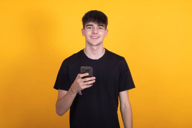 Cep telefonu ya da cep telefonu olan izole bir çocuk.