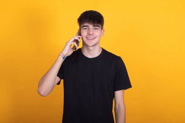 yalnız genç adam cep telefonuyla konuşuyor.