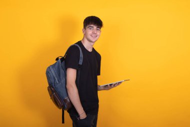 arkaplan rengi tabletli izole öğrenci