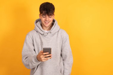 Cep telefonu, cep telefonu ya da akıllı telefonu olan izole bir çocuk.