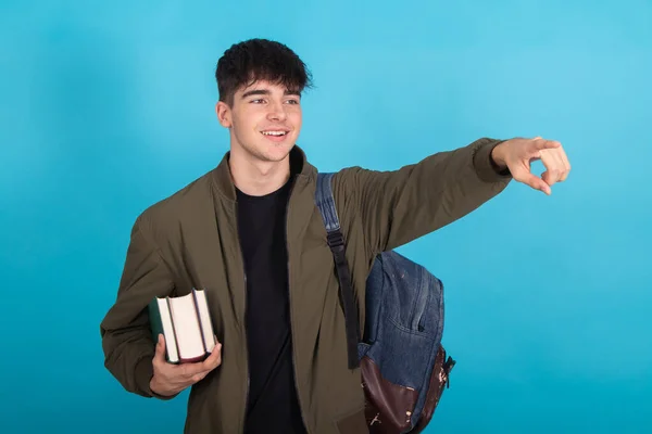 Sırt Çantası Kitapları Olan Genç Bir Öğrenci Arka Planda Izole — Stok fotoğraf