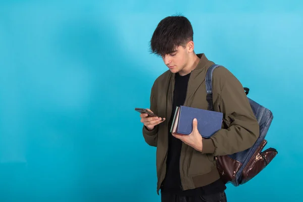 Студент Рюкзаком Книгами Мобільним Телефоном Ізольовано Фоні — стокове фото