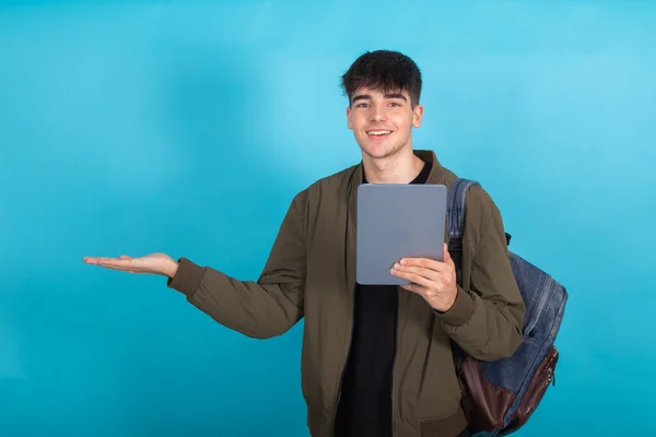 Estudiante Con Tableta Aislada Apuntando Fondo Con Espacio — Foto de Stock